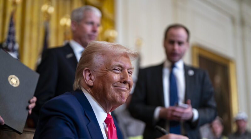 Trump: ‘Tutti mi chiamano per baciarmi il culo’. Pechino: “Pronti alla guerra dei dazi”