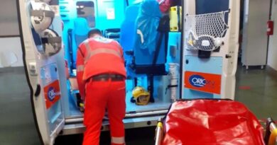 Scontro tra un bus con bimbi a bordo e tir sulla A1, nessun ferito grave