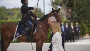 Carlo e Camilla, l’incontro con Meloni a villa Pamphilj. A Montecitorio sventola l’Union Jack