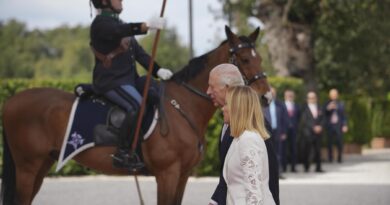 Carlo e Camilla, l’incontro con Meloni a villa Pamphilj. A Montecitorio sventola l’Union Jack