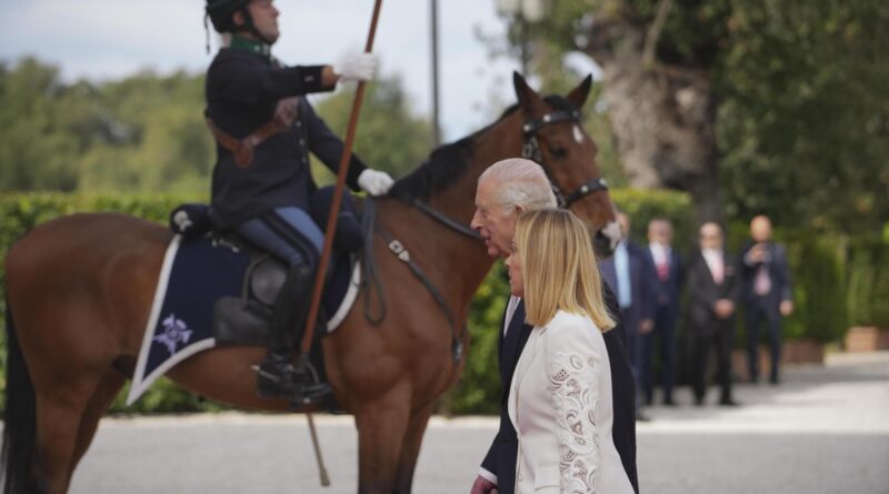 Carlo e Camilla, l’incontro con Meloni a villa Pamphilj. A Montecitorio sventola l’Union Jack