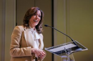 Le prossime mosse di Kamala Harris? Un grande discorso, un libro ancora più grande e forse una corsa alla presidenza