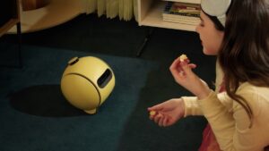 Samsung è pronta a lanciare Ballie, il robot con Gemini che sembra uscito da Guerre Stellari