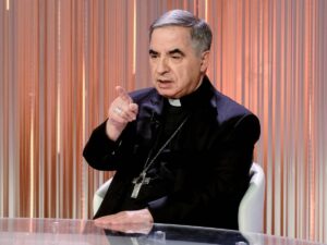 Becciu infangato a tavolino, la chat che inguaia i suoi accusatori