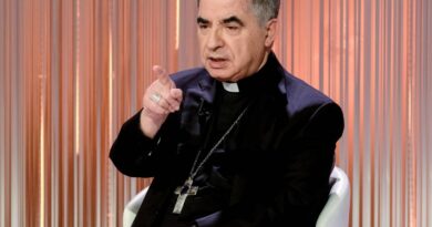 Becciu infangato a tavolino, la chat che inguaia i suoi accusatori