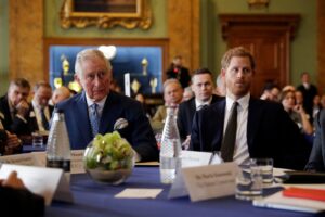 La relazione tra il principe Harry e re Carlo è ancora “distante”, dice una fonte