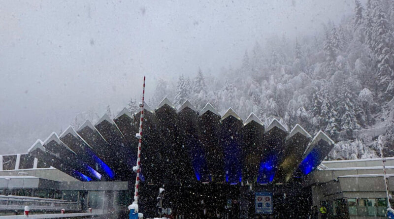 Allerta meteo rossa in Piemonte: treni cancellati, esondano i fiumi Piena della Dora, chiusa la A5