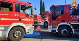 Incendio nel centro smistamento rifiuti plastici di Ascoli Piceno: vigili del fuoco al lavoro per spegnere le fiamme
