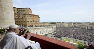 Il Papa alla Loggia di San Pietro per la benedizione Urbi et Orbi