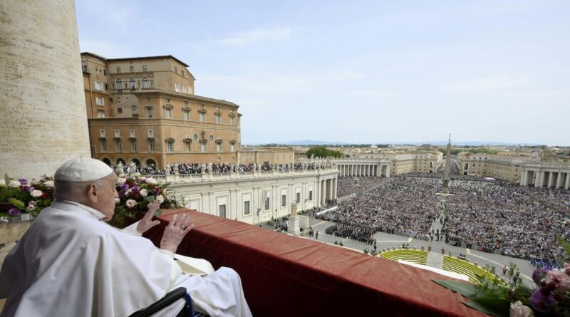Il Papa alla Loggia di San Pietro per la benedizione Urbi et Orbi