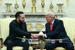 La Corte Suprema blocca l’uso della legge di guerra da parte dell’amministrazione Trump per deportare i migranti venezuelani, almeno per ora