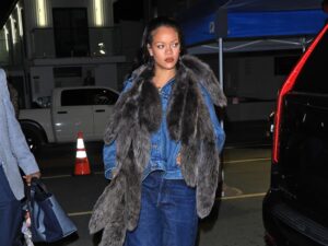 Lasciare a Rihanna il compito di rendere fantasioso il denim dalla testa ai piedi
