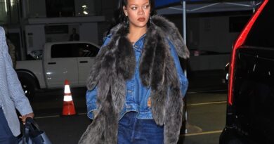 Lasciare a Rihanna il compito di rendere fantasioso il denim dalla testa ai piedi