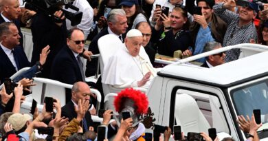 Il recupero lento ma continuo di Francesco. Ritorno sulla Papamobile in piazza San Pietro