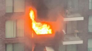 100 vigili del fuoco affrontano un incendio in un appartamento