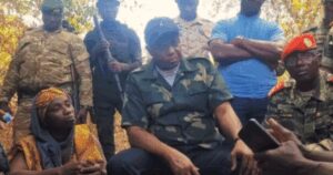 Le donne della Guinea-Bissau in rivolta contro le industrie cinesi che estraggono zirconio: “Inquinano”. Siti in fiamme