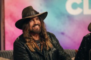 Billy Ray Cyrus ed Elizabeth Hurley hanno apparentemente lanciato la loro relazione il giorno di Pasqua
