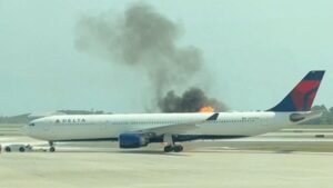 Centinaia di passeggeri evacuati dopo che il motore dell’aereo ha preso fuoco