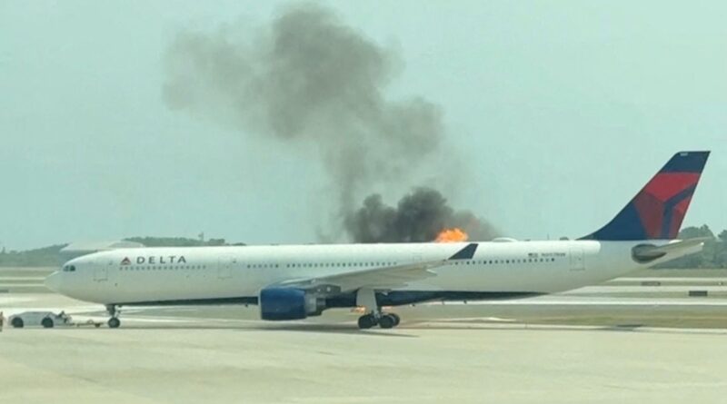 Centinaia di passeggeri evacuati dopo che il motore dell’aereo ha preso fuoco