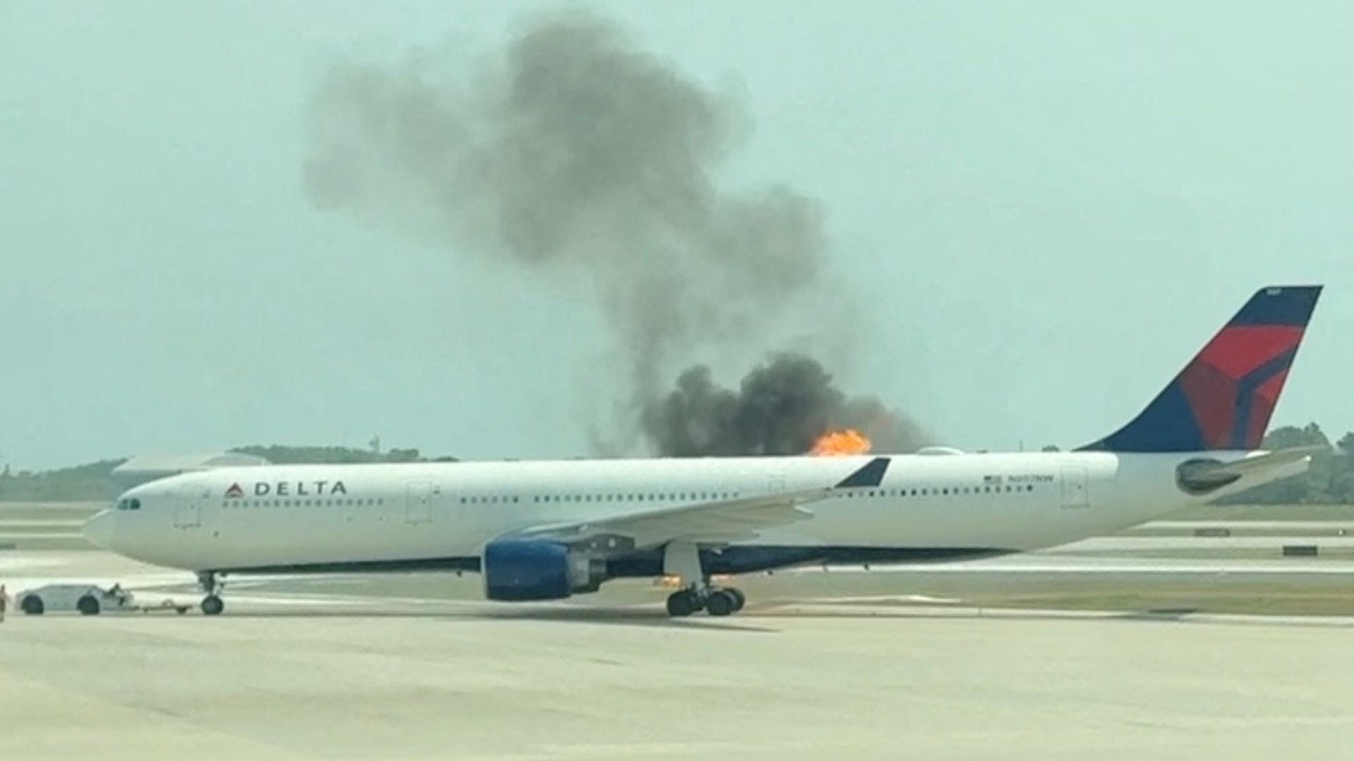 Centinaia di passeggeri evacuati dopo che il motore dell’aereo ha preso fuoco
