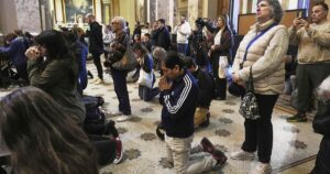 “Un giorno doloroso per l’Argentina”, a Buenos Aires i fedeli pregano nella Cattedrale: “Ci mancherà”