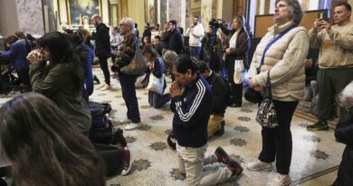 “Un giorno doloroso per l’Argentina”, a Buenos Aires i fedeli pregano nella Cattedrale: “Ci mancherà”