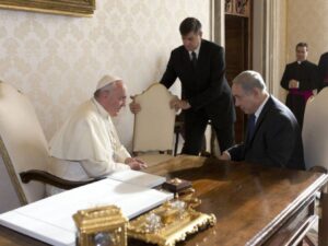 Il Papa, il silenzio di Netanyahu e il post di condoglianze cancellato. Polemiche su Israele
