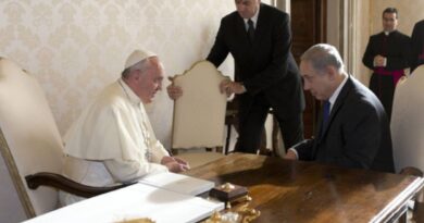 Il Papa, il silenzio di Netanyahu e il post di condoglianze cancellato. Polemiche su Israele