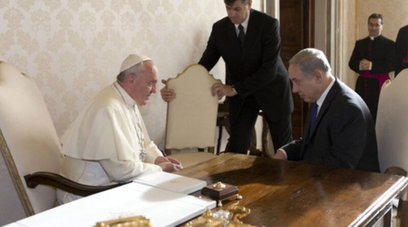 Il Papa, il silenzio di Netanyahu e il post di condoglianze cancellato. Polemiche su Israele