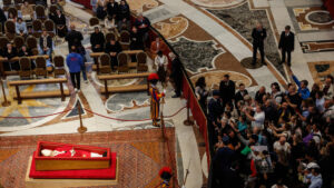 La salma di papa Francesco nella basilica di San Pietro. In 100mila in fila per l’ultimo saluto. La bara a terra, non sul catafalco