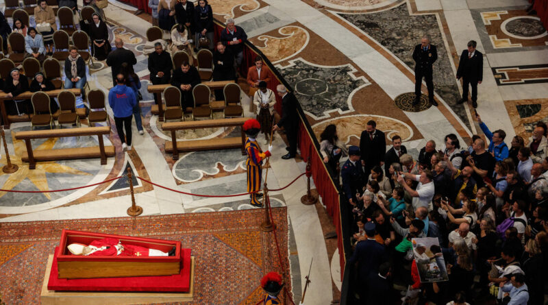 La salma di papa Francesco nella basilica di San Pietro. In 100mila in fila per l’ultimo saluto. La bara a terra, non sul catafalco