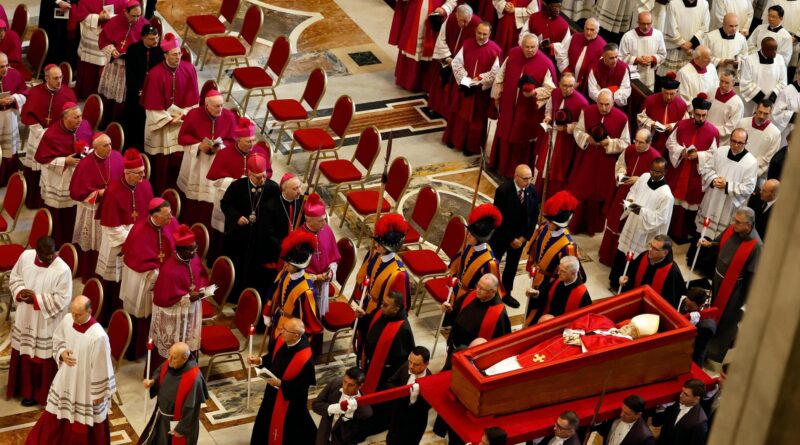Papa Francesco, la salma a San Pietro. Lunga attesa per entrare in basilica. Meloni: “Sempre grati”