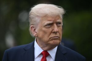 L’indice di gradimento di Trump è in costante calo, peggiore anche dei 100 giorni di Biden, Obama o Bush