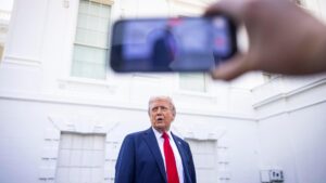 Borse e dazi, le news di oggi. Trump: “Oggi c’è stato incontro con la Cina”. 12 Stati Usa fanno causa