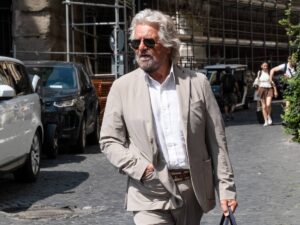 Il moralista Grillo viaggiava a scrocco insieme al figlio e al cugino-legale