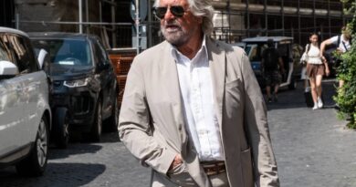 Il moralista Grillo viaggiava a scrocco insieme al figlio e al cugino-legale
