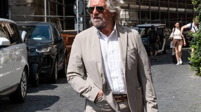 Il moralista Grillo viaggiava a scrocco insieme al figlio e al cugino-legale