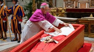 Papa Francesco, news del 25 aprile. chiude la sua bara. In 250 mila gli hanno reso omaggio. Trump atterrato a Roma
