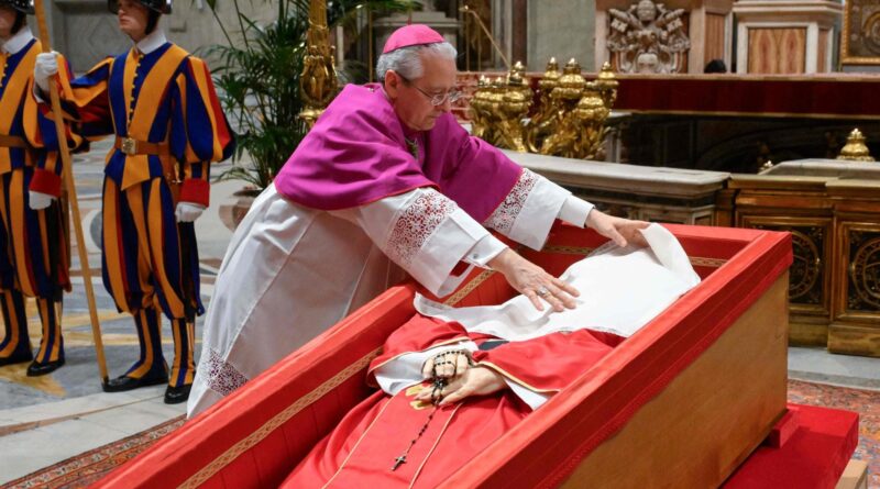 Papa Francesco, news del 25 aprile. chiude la sua bara. In 250 mila gli hanno reso omaggio. Trump atterrato a Roma