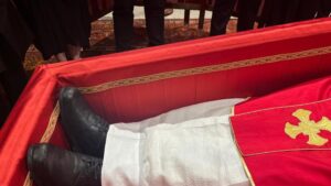 Con le sue scarpe nere e consumate: così Francesco ha scelto di essere sepolto