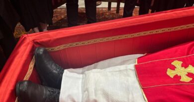 Con le sue scarpe nere e consumate: così Francesco ha scelto di essere sepolto