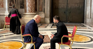 Zelensky e Trump, prove di pace a San Pietro: la foto è nella storia