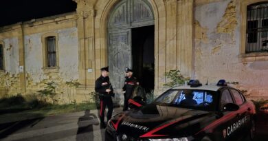 Cadono dal tetto di un casolare, muore un 14enne, gravissimo un 13enne