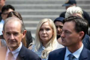 Virginia Giuffre, che accusò Jeffrey Epstein e il principe Andrea di abusi sessuali, muore a 41 anni