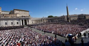 Papa sepolto a Santa Maria Maggiore. In 400mila tra piazza e percorso. Il cardinale Re: “Ha esortato a costruire ponti”