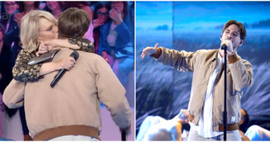 “Quando ti ho visto entrare ho pensato a quanto mi manchi. Sei bravissimo”: Maria De Filippi ad “Amici 24” abbraccia Holden, che ha cantato “Autodistruzione”