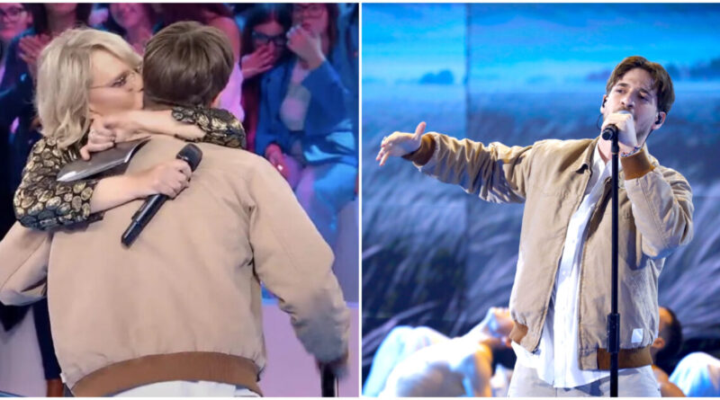 “Quando ti ho visto entrare ho pensato a quanto mi manchi. Sei bravissimo”: Maria De Filippi ad “Amici 24” abbraccia Holden, che ha cantato “Autodistruzione”