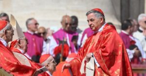 Becciu: obbedisco a Francesco, non entro in Conclave