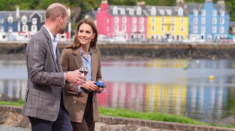La folla acclama William e Kate durante la visita in Scozia per l’anniversario di matrimonio