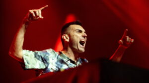 Gassmann apre il Concertone con ‘Bella ciao’. Omaggio a Francesco. Comunità ebraica contro Patagarri